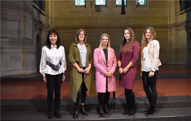 Für das evangelische Dekanat Nassauer Land gratulierte dessen religionspädagogische Beauftragte Ulrike Norwig den neuen Lehrerinnen aus dem Rhein-Lahn-Kreis und überreichte ein Willkommensgeschenk an Antonia Eberhard, Lynn Seifer, Wiebke Norwig und Michelle Kaufmann.Foto: Dekanat Nassauer Land
