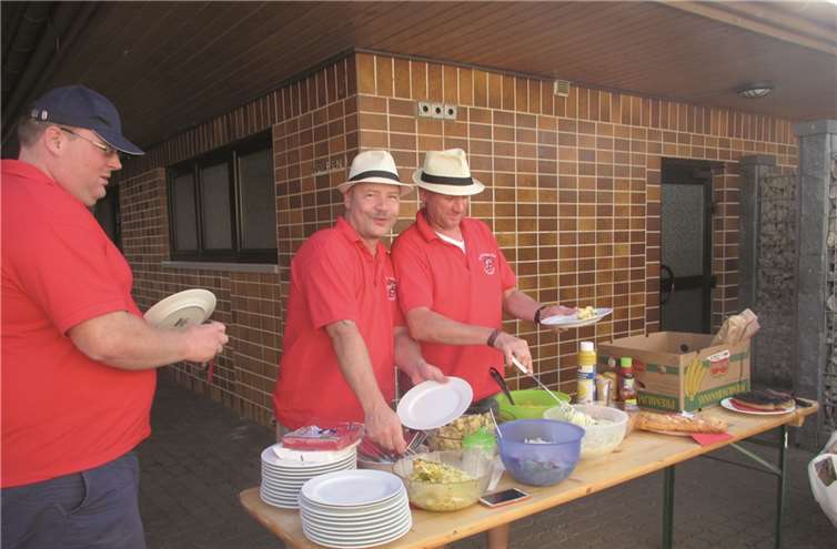 Für das leibliche Wohl ist beim Ausflug der Karnevalsgesellschaft MSK Kaltenengers bestens gesorgt.