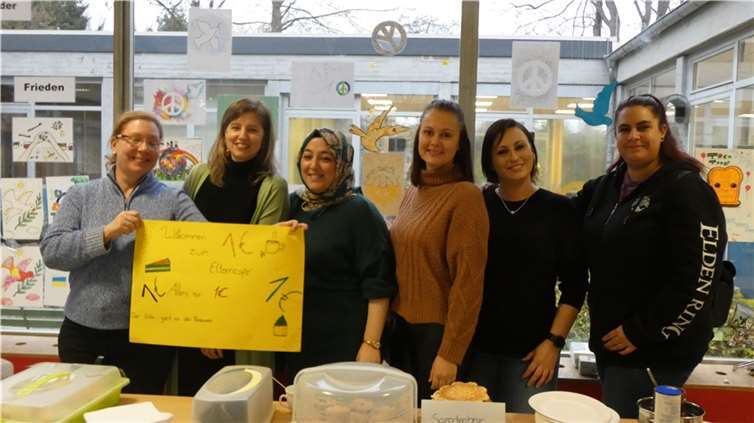 Für das leibliche Wohl sorgte der Schulelternbeirat, die von Schüler:innen aus dem Wahlpflichtbereich Hauswirtschaft und Sozialwesen beim Waffelbacken unterstützt wurden. Quelle: Robert-Krups-Schule