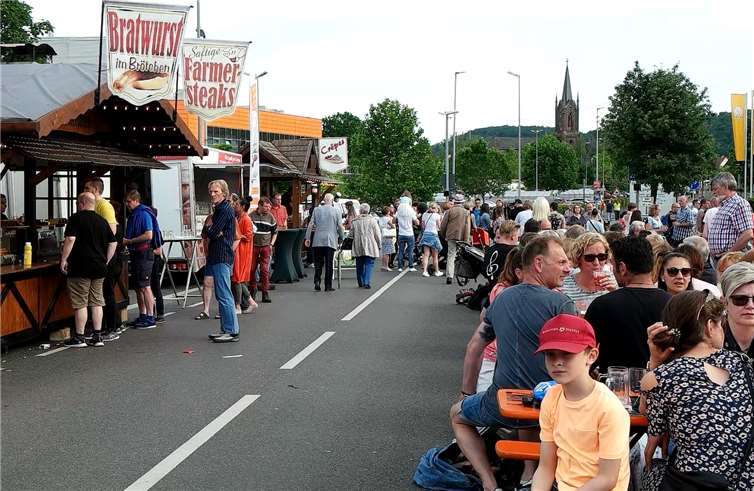 Für das leibliche Wohl war bestens gesorgt. Jede MengeImbissbuden, Getränkestände und viele Sitzmöglichkeiten säumten die Feiermeile.