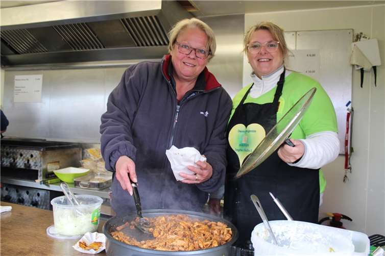 Für das leibliche Wohl war bestens gesorgt – unter anderem auch am Grillwagen.