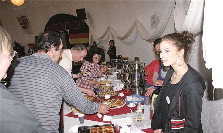 Für das leibliche Wohl war durch Spezialitäten aus den verschiedenen Ländern gesorgt.-RÜ-