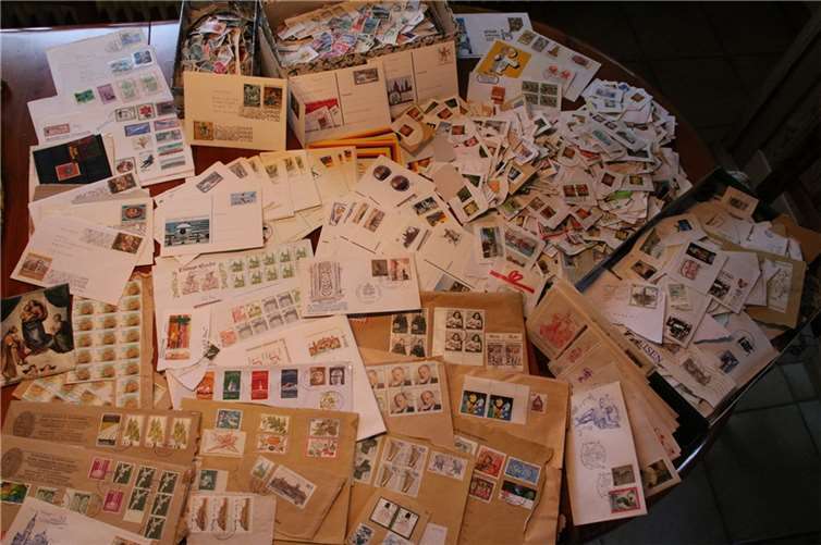 Für das nächste Paket sind wieder fast 7000 Briefmarken gesammelt worden. Foto: privat