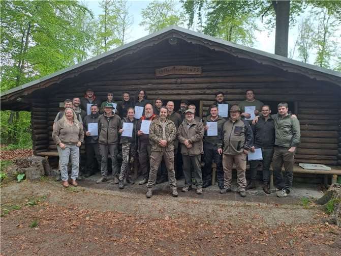 Für das obligatorische Erinnerungsbild brachten sich Jungjäger, Prüfer und Ausbilder vor der Martinshütte in Position.  Foto: privat