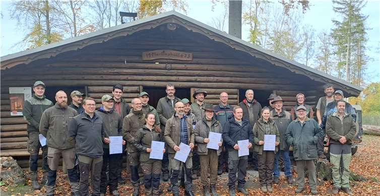 Für das obligatorische Gruppenbild brachten sich Jungjäger, Prüfer und Ausbilder vor der Martinshütte in Position.  Foto: privat