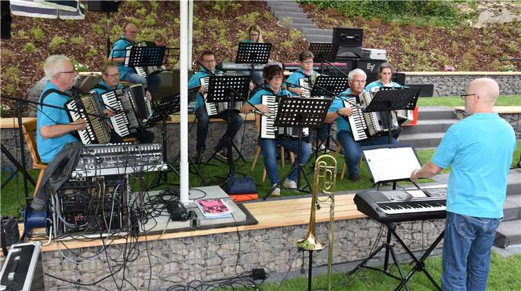 Für das passende musikalische Ambiente sorgte der Bonefelder Akkordeonclub unter Dirigent Volker Kocherscheidt.