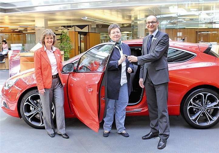 Für das stellvertretende Vorstandsmitglied der Sparkasse Neuwied, Gerhard Grün (re.) und Elke Schmidtke, Wertpapier- und Vermögensberaterin (li.) war es eine große Freude, die Fahrzeugschlüssel in Vertretung an die glückliche Ehefrau in der Hauptgeschäftsstelle der Sparkasse zu überreichen. privat