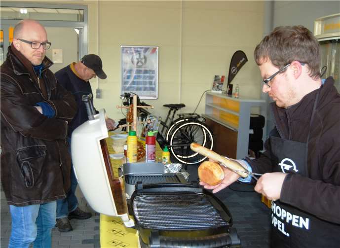 Für das traditionelle Angrillen war Mitarbeiter Markus Ackermann (rechts) verantwortlich.