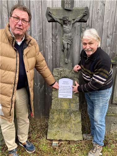 Für das von Bildhauer Werner Geilen (r.) in Bearbeitung befindliche Mahn-Kreuz hat Rainer Veth die passende Inschriftentafel nun für den Karfreitag gefertigt.  Foto: privat