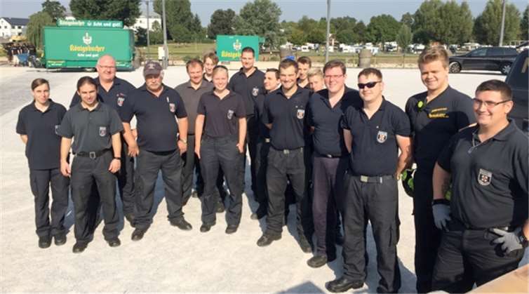 Für den Ablauf des Taschenlampenkonzertes in Koblenz waren sie unverzichtbare Helfer. privat