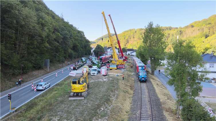 Flut-Zug wurde abtransportiert Für den Abstransport war schweres Gerät notwendig. Foto: Ulrich Stumm