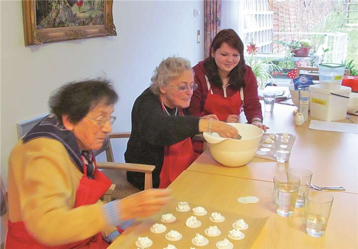Für den Adventskaffee werden gemeinsam Weihnachtsplätzchen gebacken.privat