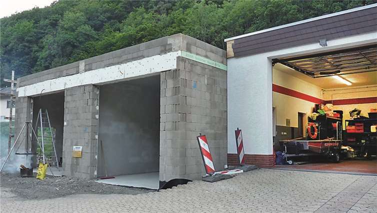 Für den Anbau am Feuerwehrhaus wurden von 28 fleißigen Helfern aus dem Ort bisher über 670 Arbeitsstunden ehrenamtlich geleistet. FRE