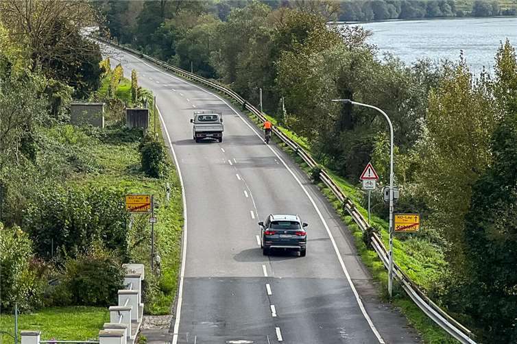 Für den Bau des lang erwarteten Radweges soll die B49 zwischen Lay und Moselweiß für acht Monate voll gesperrt werden.  Foto: Sebastian Gratzfeld