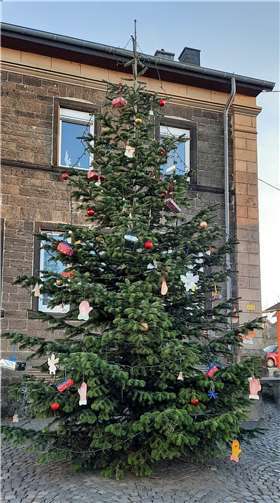Für den Baum vor der Lavahalle im Ortsteil Lützing haben die Kinder der Kita „Spatzennest“ gebastelt.