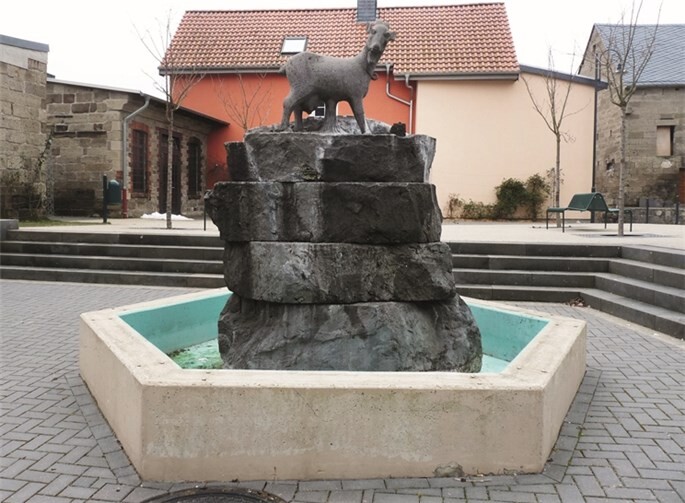 Für den Brunnen ist als Außenumrandung eine Basaltverkleidung vorgesehen. FRE