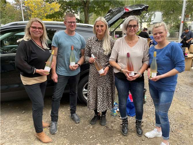 Für den Einsatz der Friseure gab es eine prickelnde Überraschung von der Ahr. Foto: ROB