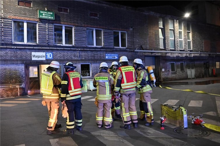 Einsatzübung in Bad Hönningen: Feuerwehr trainiert schnelle Menschenrettung  Für den Erfolg der Übung waren enge Abstimmungen zwischen Werkfeuerwehr und kommunaler Feuerwehr erforderlich.