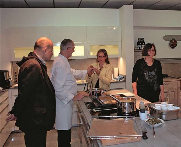 Für den Eröffnungstag wurde Privatkoch Jean Pierre Marais verpflichtet, der die anwesenden Gäste mit kleinen Snacks, die auf den ausgestellten Geräten zubereitet wurden, verwöhnte.privat