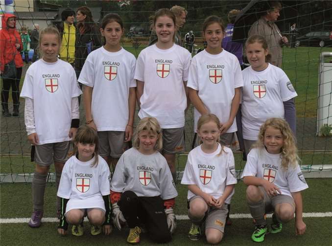 Für den FC Urbar im Trikot von England starteten bei der Mini-WM des Fußballverbandes Helen Frey, Paula Serdarusic, Amelie Lewer, Ivana Serdarusic, Julia Bender (hinten v.l.n.r.) sowie Jana Schmidt, Celina Schmidt, Nina Lewer und Johanna Trieb (vorne v.l.n.r.).privat