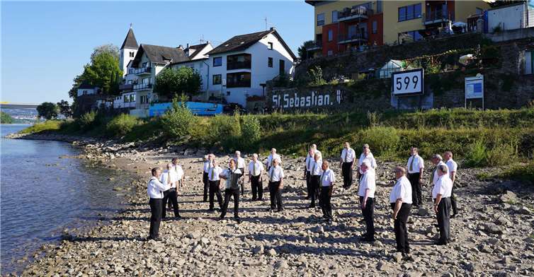 Für den Film des 50-jährigen Bestehens der VG Weißenthurmlegten sich die Sänger vor einem tollen Hintergrund voll ins Zeug.Fotos: Helmut Wagner