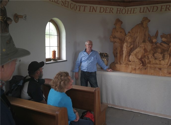 Für den Freundeskreis öffnete Ortsbürgermeister Helmut Hengsberg eigens die Linder Krippenkapelle. privat