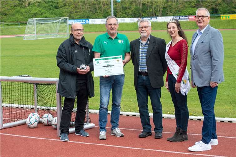 Für den Fußballkreis Koblenz waren Jugendleiter Ansgar Hasselberg (li.) und der Ehrenamtsbeauftragte Werner Kuhn (Mitte) vor Ort. Den DFB vertrat Dieter Kerschsieper (re.) – seines Zeichens Vize-Präsident des Fußballverbandes Rheinland. Die Kirschblütenkönigin Marina I. gratulierte für die Stadt Mülheim-Kärlich. Foto: privat
