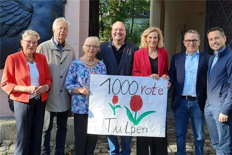 SPD spendet Blumen für die Karthause Für den Karthäuser Ortsring nehmen v.li. Ursula Schwerin, Harald Pohl und Roswitha Jung die Blumenspende von Thorsten Schneider, Anna Köbberling, Thorsten Rudolph und David Langner entgegen. Foto: SPD Karthause