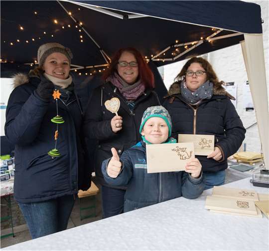 Für den Kindergarten in Ließem waren Anja Hüllen, Anja Nolden sowie Jan und Andrea Kiupel (v.l.) mit Waffeln und handgebrannten Frühstücksbrettchen am Start. CEW