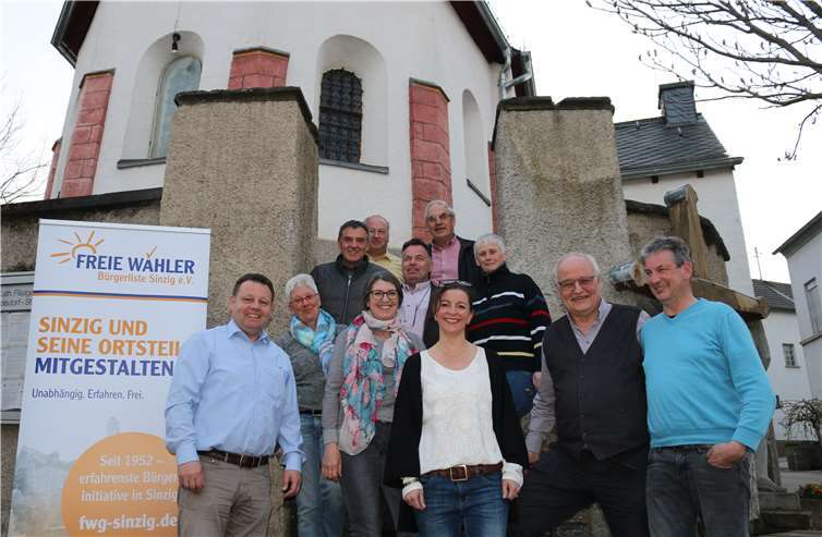 Für den Koisdorfer Ortsbeirat kandieren Paul Heinemann (2.v.re.), Susann Pohlmann(3.v.re.) sowie Brunhilde Floßdorf (2.v.li.). Fotos: FWG