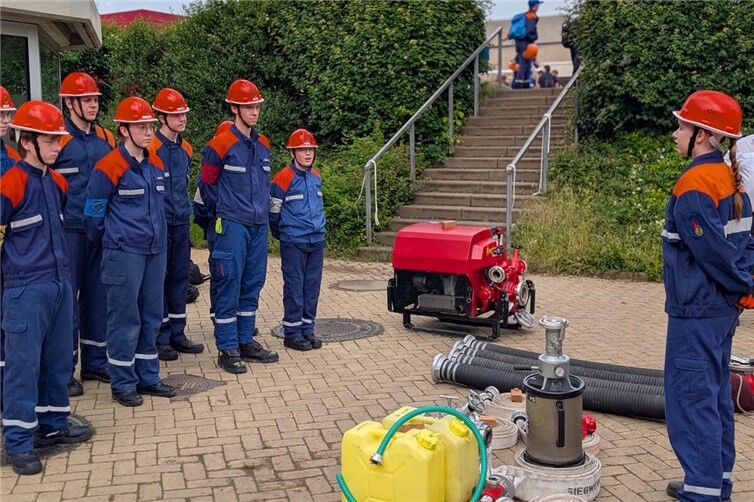 Für den Leistungsnachweises musste durch den Feuerwehrnachwuchs ein Löschangriff vorgenommen werden.