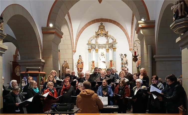 Für den MGV sang zuerst der Frauenchor CANTABILE die Lieder „In der Nacht erklingt ein Jubellied“, „Weihnacht“ und „Im Winterwald“ für das begeisterte Publikum.Foto: privat
