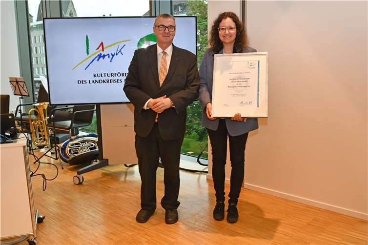 Für den Musikverein Urmitz-Rhein nahm Vorstandsmitglied Larissa Hoefer den Kulturförderpreis entgegen.  Foto: Kreisverwaltung/Wiebke Schäfer