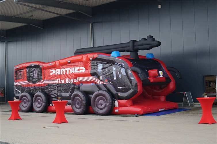 Für den Nachwuchs steht die größte Feuerwehrhüpfburg Europas am Feuerwehrhaus. Quelle: Feuerwehr der VG Dierdorf