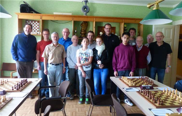 Für den SV Mendig/Mayen gehen an den Start: Dr. Ralf Schön, Thomas Schwab, Jean Mas, Hermann Krings, Walter Fiege, Finn Meurer, Sergej Hofmann, Jana Hofmann, Markus Mattern, Aron Doll, Frank Brämigk, Hans Wendel-Nick, Rolf Kohlei und Knut Scholl. Auf dem Foto fehlen Andras Bonk, Dr. Michael Knapp, Holger Berresheim, Manuell Avdalyan, Ekkehard Raab, Lutz Kasper, Wolfgang Probst, Tim Taubitz und Michael Fritz.privat