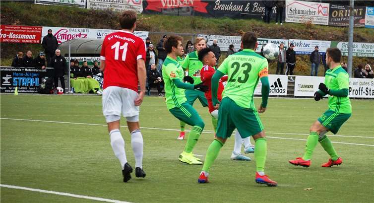Für den SV Windhagen (im roten Trikot in der Mitte Armando Grau, links Christopher Alt) gab es bei der SG Mendig/Bell (v.l. Kodai Stalph, Niklas Heinemann, Florian Schlich und Philipp Franzen) in den ersten 45 Minuten kein Durchkommen.Foto: SK