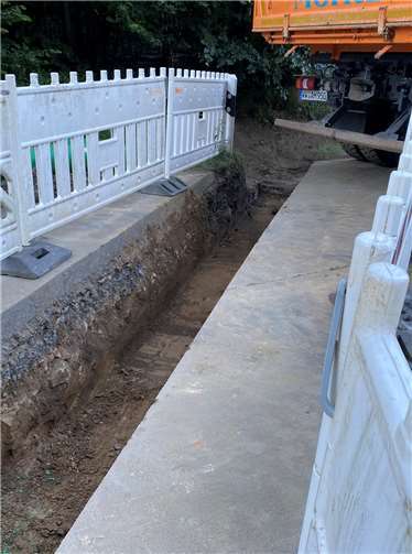 Für den Schacht wurde die Straßendecke aufgefräst.