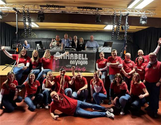 Breisiger Kult-Disco feierte Revival Für den Service sorgten an dem Abend die blau-roten Funken der KG Bad Breisig.Foto: Klaudia Nonn