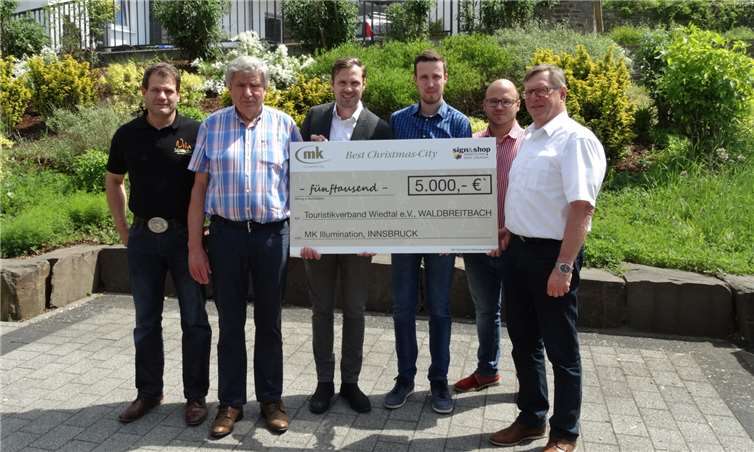 Für den Sieg als „Best Christmas City“ erhielt Waldbreitbach einen Scheck über 5000 Euro.Foto: Touristik-Verband Wiedtal e.V.