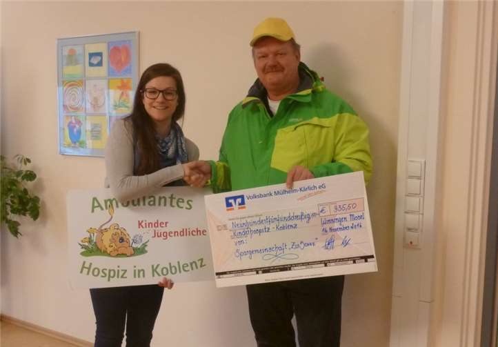 Für den Sparverein „Zur Sonne“ überreichte Reiner Lehnigk den Spendenscheck an eine für das Kinderhospiz Koblenz stellvertretende Mitarbeiterin.privat