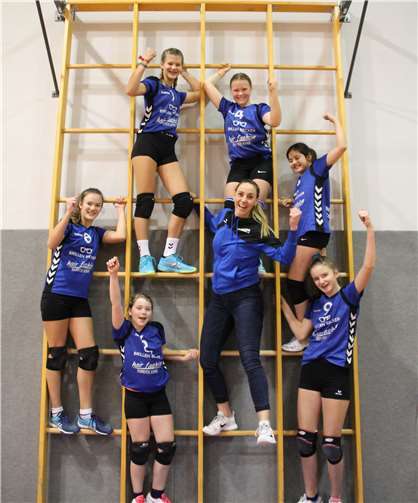 U14 wurde Vize Rheinland-Pfalz-Meister Für den VC Mendig spielten: Elea Schlederer, Lola Ebner, Mila Schäfer, Lena Schultze, Lea Hilt, Karina Klum; (Mitte) Trainerin Claudia Bach. Foto: privat