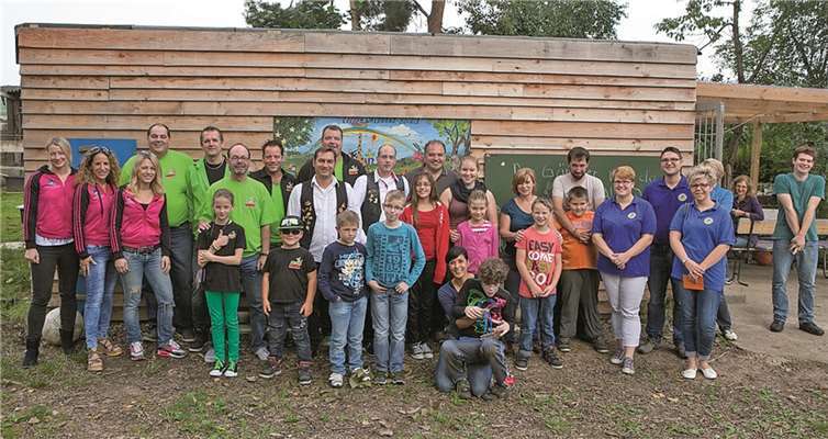 Für den Verein „Leben mit Autismus“ übergaben jetzt die Showtanzgruppe "Palm Beach Girls", die Gruppen „Sibbeschuss“ und „Godesberger Junge“ sowie die Karnevalsgesellschaft „Freundschaftsbund“ Dünstekoven insgesamt 444,44 Euro auf dem Freizeitgelände des Vereins. JOST