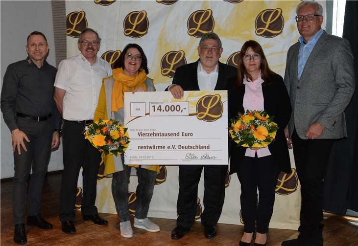 Für den Verein „nestwärme e.V. Deutschland“ konnte die Geschäftsführung von „Die Lohner´s“ ein Scheck in Höhe von 14.000 Euro übergeben werden: (v.l.) Helmut Moll (Die Lohner´s), Jürgen Lamparter (Die Lohner´s), Petra Moske (Verein „nestwärme“), Achim und Ellen Lohner (Die Lohner´s) und Dirk Hense (Verein „nestwärme“).