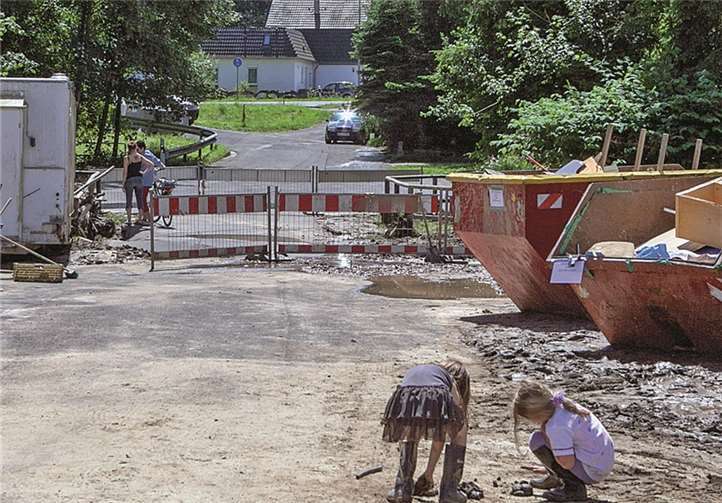 Für den Verkehr gesperrt ist die Brücke an der alten Konrad-Adenauer-Straße in Niederbachem. Sie muss wohl komplett erneuert werden.