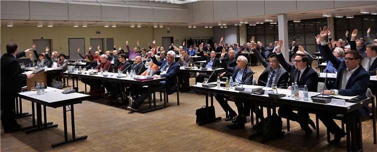 Für den Verzicht auf Ausschreibung des Bürgermeisterpostens stimmten CDU, SPD, FWG und Alfons Keßler (FDP). FF