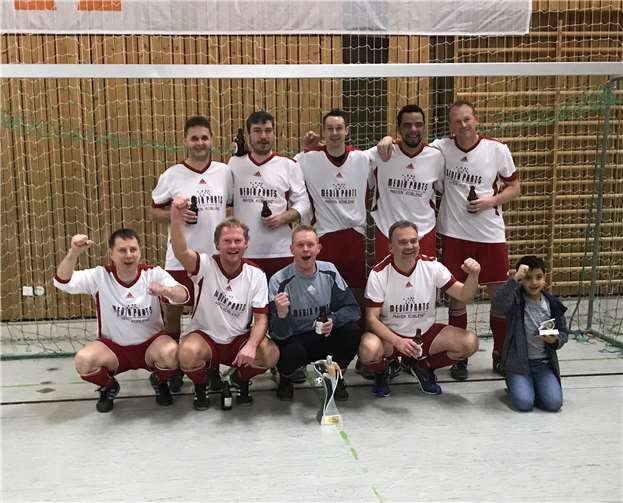 Für den VfB Polch spielten (hinten von links): Wolfgang Durben, Jörg Hermann, Dennis Hild, Raduan Fatine und Stefan Pichler sowie (vorn von links) Mufid Nasic, Heino Waldorf, Thomas Pichler und Uwe Klöckner. Es fehlt Iyas Ektilah, der sich im letzten Gruppenspiel verletzt hatte.privat