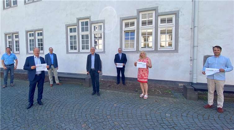 Für den Vorstand des Koblenzer Kulturvereins (v.l.): Jürgen Karbach, Uwe Laue, Peter Burger, Prof. Dr. Theodor Enders, Jörg Perscheid und PD Dr. Margit Theis-Scholz (Vorsitzende) sowie für die Agentur Formrausch Stefan Ternes, Geschäftsführer (r.).Foto: Koblenzer Kulturverein