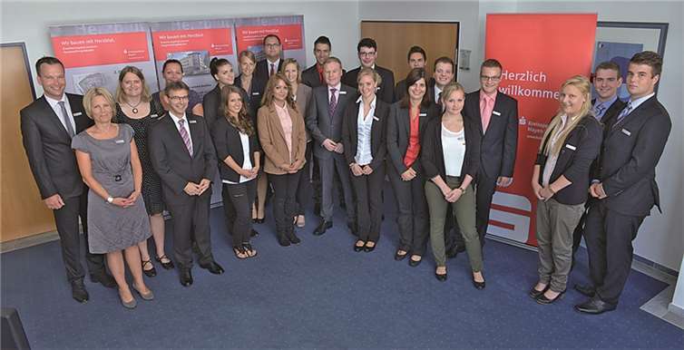 Für den Vorstandsvorsitzenden Peter Schaaf (Mitte) und Christoph Weitzel (stv. Vorstandsmitglied, 1. v. l. ) war es eine Freude, gleich 16 neue Auszubildende und zwei Praktikanten an ihrem ersten Tag in der Kreissparkasse willkommen zu heißen. Auch die Ausbilderinnen Dagmar Wagner (zweite v. l.) und Sabine Birk-Weitzel (1. v. links ) und der Leiter des Personalmanagements Karl-Heinz-Nigbur (2. v. links) wünschten den „Neuen“ viel Glück und Erfolg: v.l. n. r.: Aileen Pusch, Jennifer Groß, Jana Kopp, Theresa Rönsch, Simon Leimbach, Gitta Torkmani, Louisa Janzen (Praktikantin), Stefan Schwartz (Praktikant), Yannik Faßhauer, Alina Hammes, Frederik Koch, Jana Kroker, Nico Wagner, Jana Schwarz, David Münk, Sarah Eberz, Joans Kronz und Niklas Mannheim. Privat