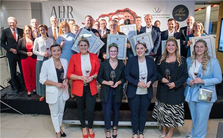 Für den Wettbewerb „Ahrwein des Jahres 2022“ wurden insgesamt 95 Weine eingestellt. Die strahlenden Sieger stellten sich am Ende zum Gruppenfoto, wobei das Weingut Burggarten Schäfer GbR aus Heppingen mit sage und schreibe sechs Urkunden in diesem Jahr der Überflieger war. Fotos: Jost