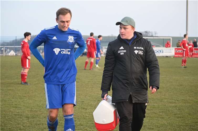 Für den defensiven Mittelfeldspieler Matthias Thelen (links) war gegen die SG Vordereifel Müllenbach verletzungsbedingt bereits nach neun Minuten Schluss.  Foto: SK